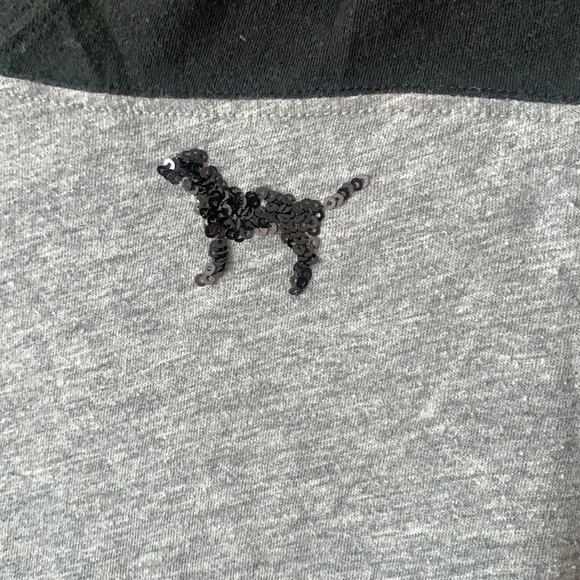 Black and grey t shirt with sequence on the sleeves - Picture 3 of 7